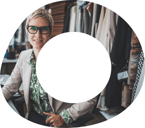 Donna con capelli biondi in un ufficio creativo con vestiti Donna con capelli biondi in un ufficio creativo con vestiti